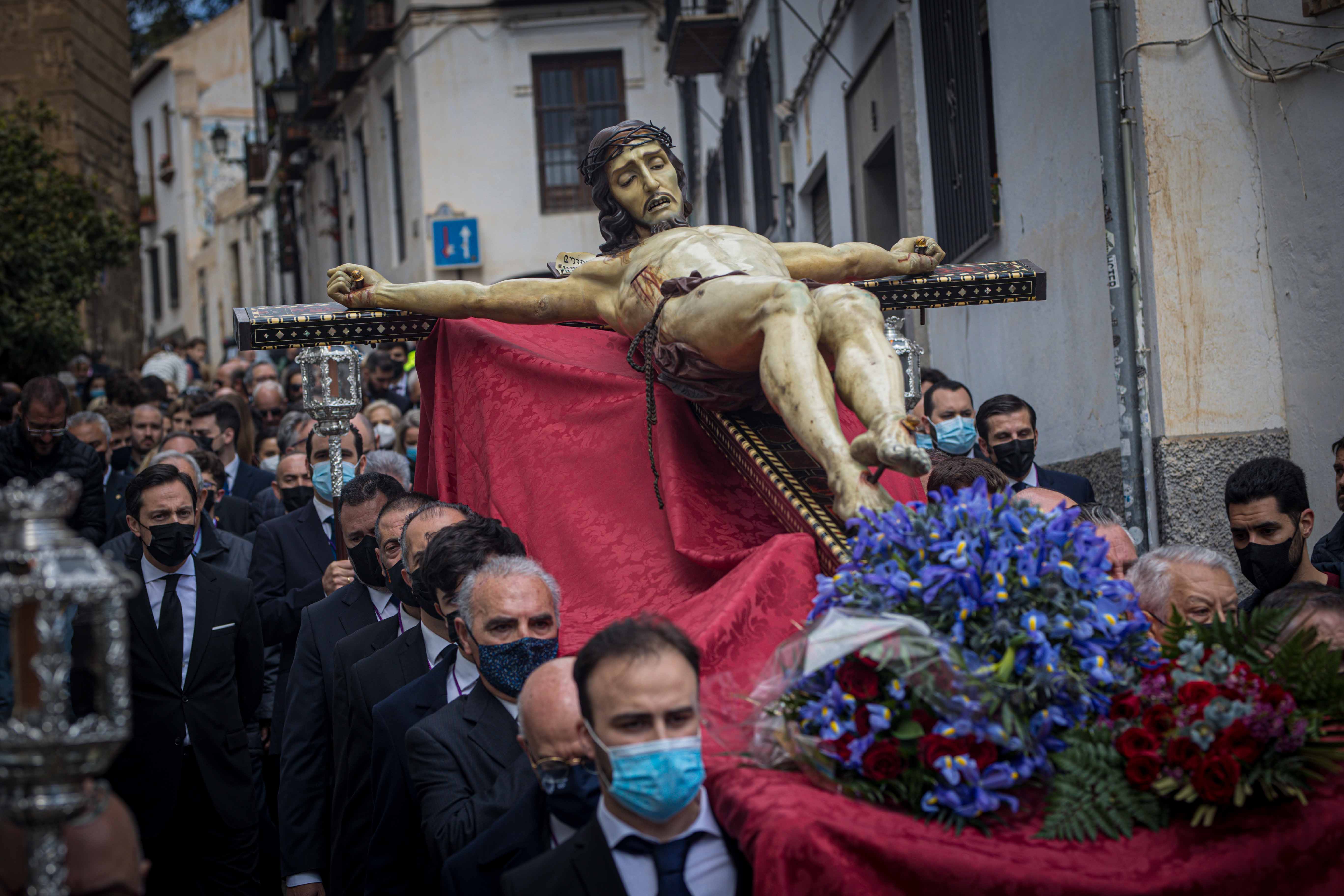 Las mejores imágenes de la popular imagen de la madrugá del Viernes Santo en Granada camino de San Pedro y San Pablo