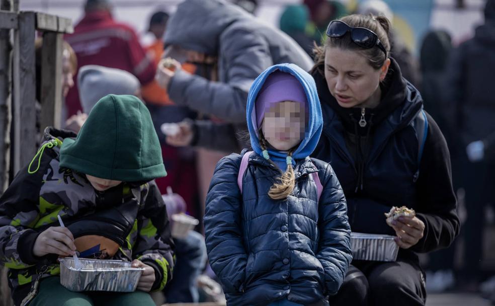 Familia ucraniana que huye de la guerra en la ciudad de Leópolis. 