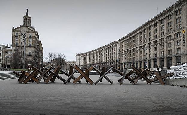 Imagen principal - Barreras anti tanques y puntos de control. 