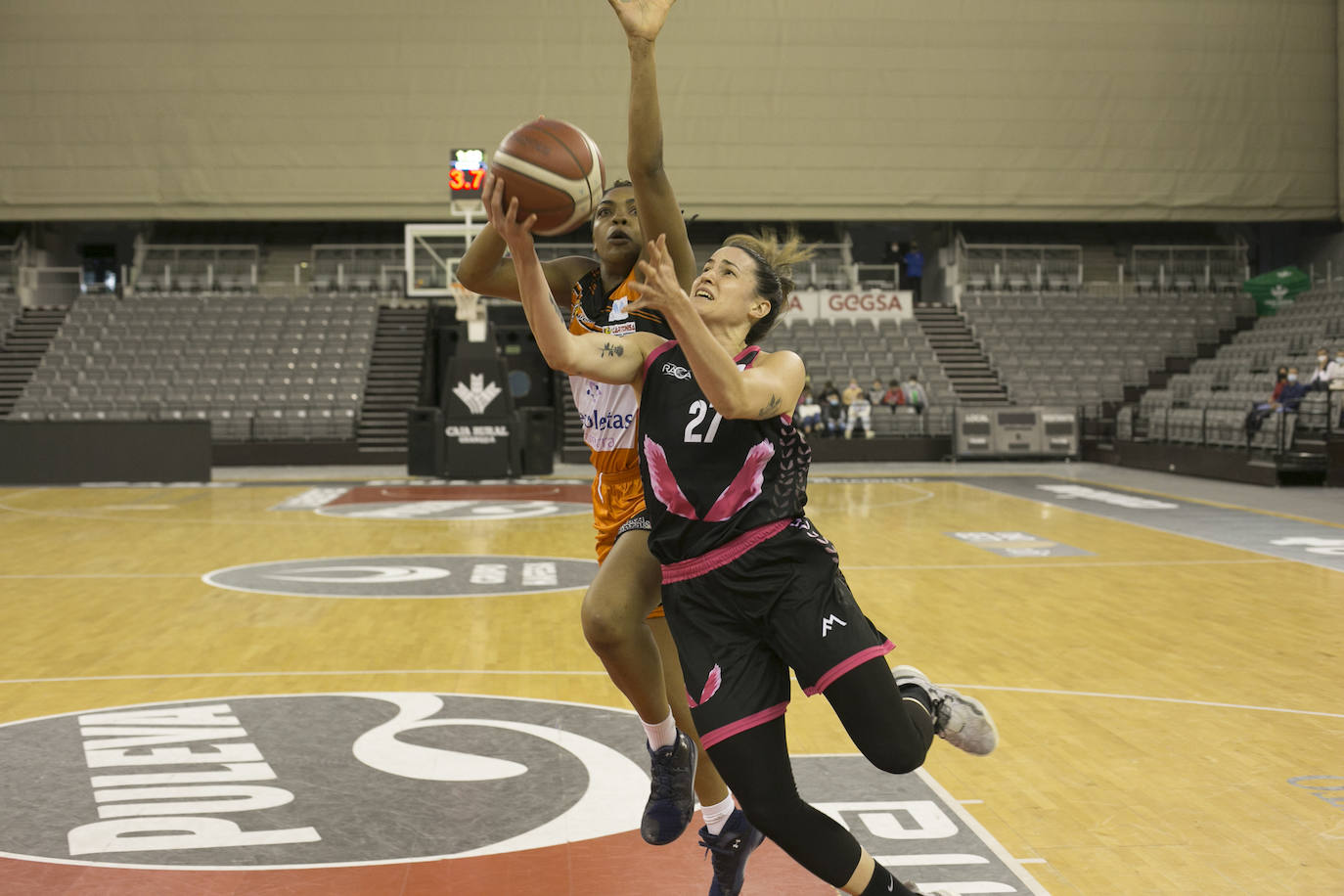 Julieta Mungo busca anotar en el partido contra Zamora. 