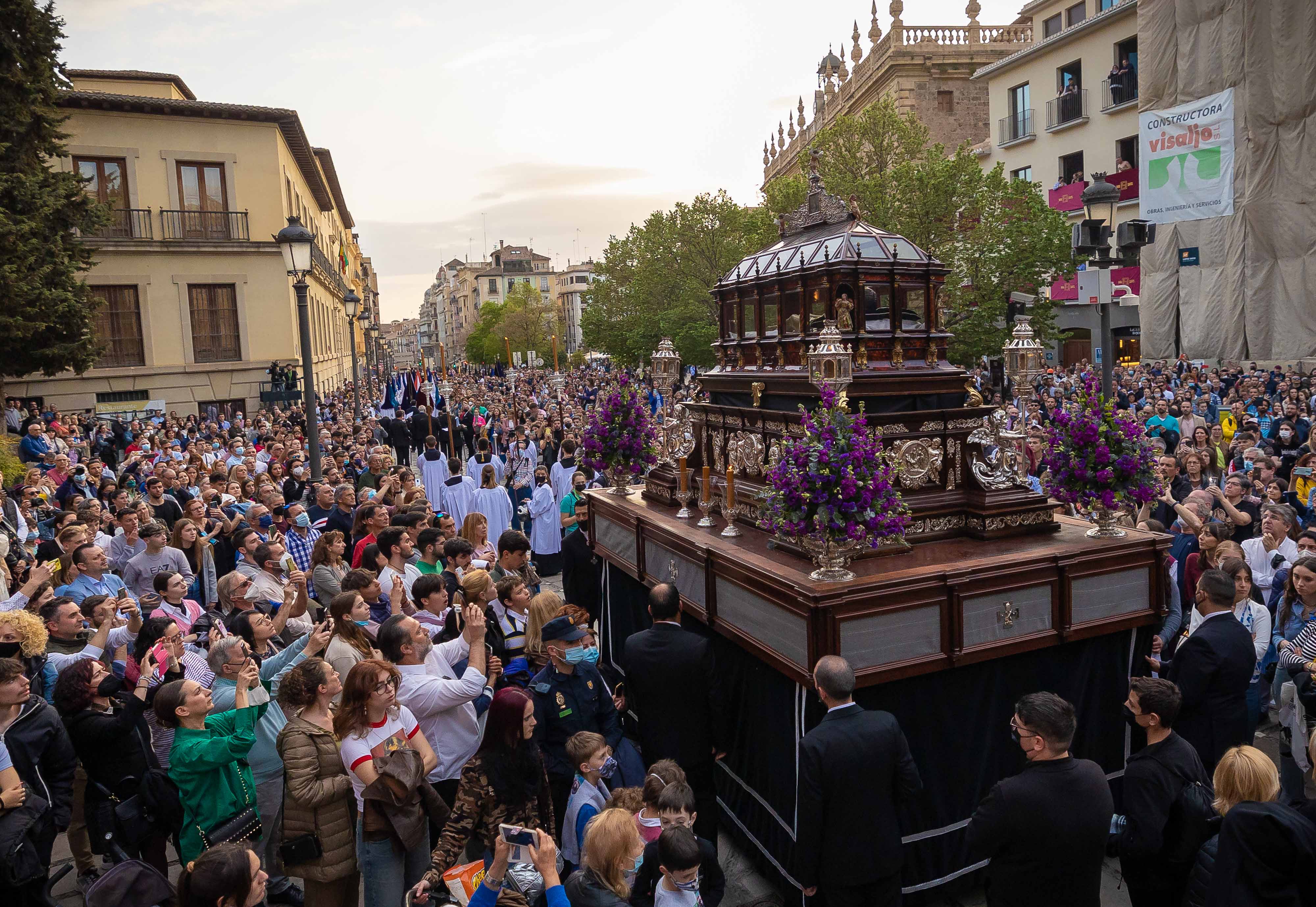 El Santo Entierro pone de luto a Granada