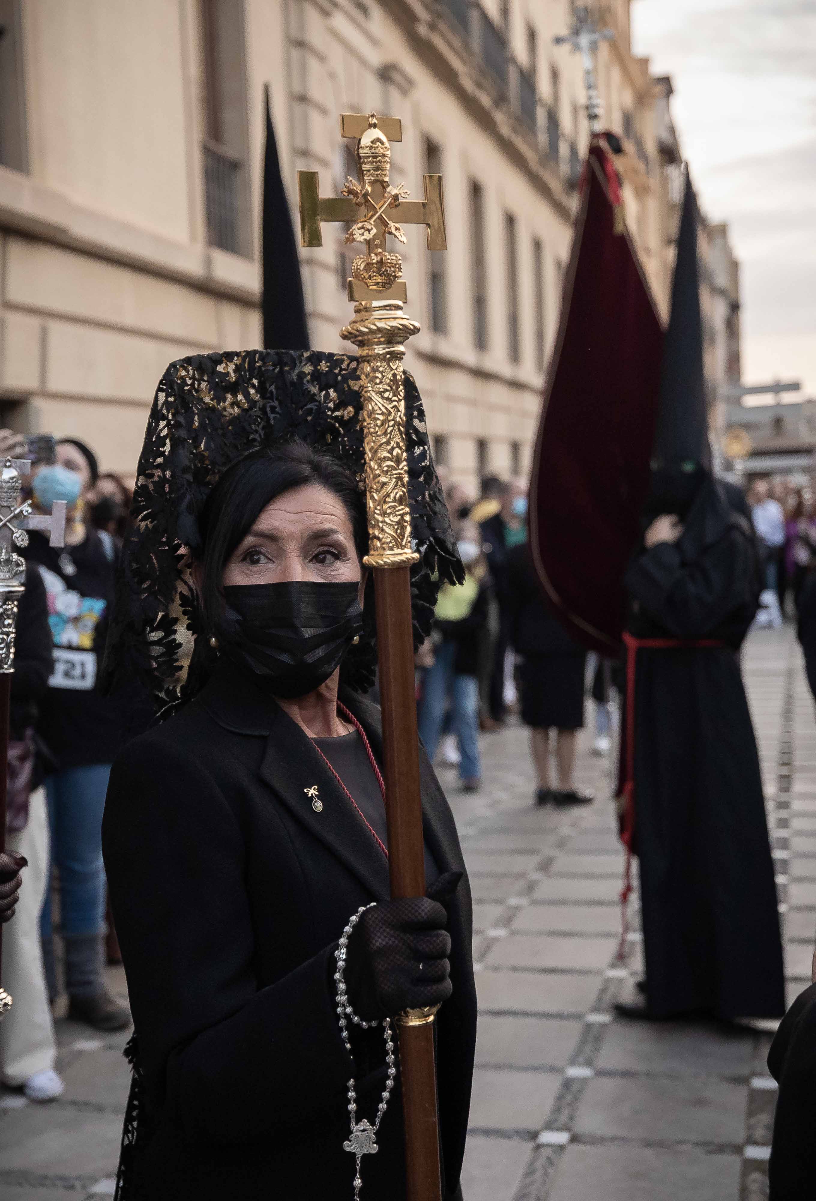 El Santo Entierro pone de luto a Granada