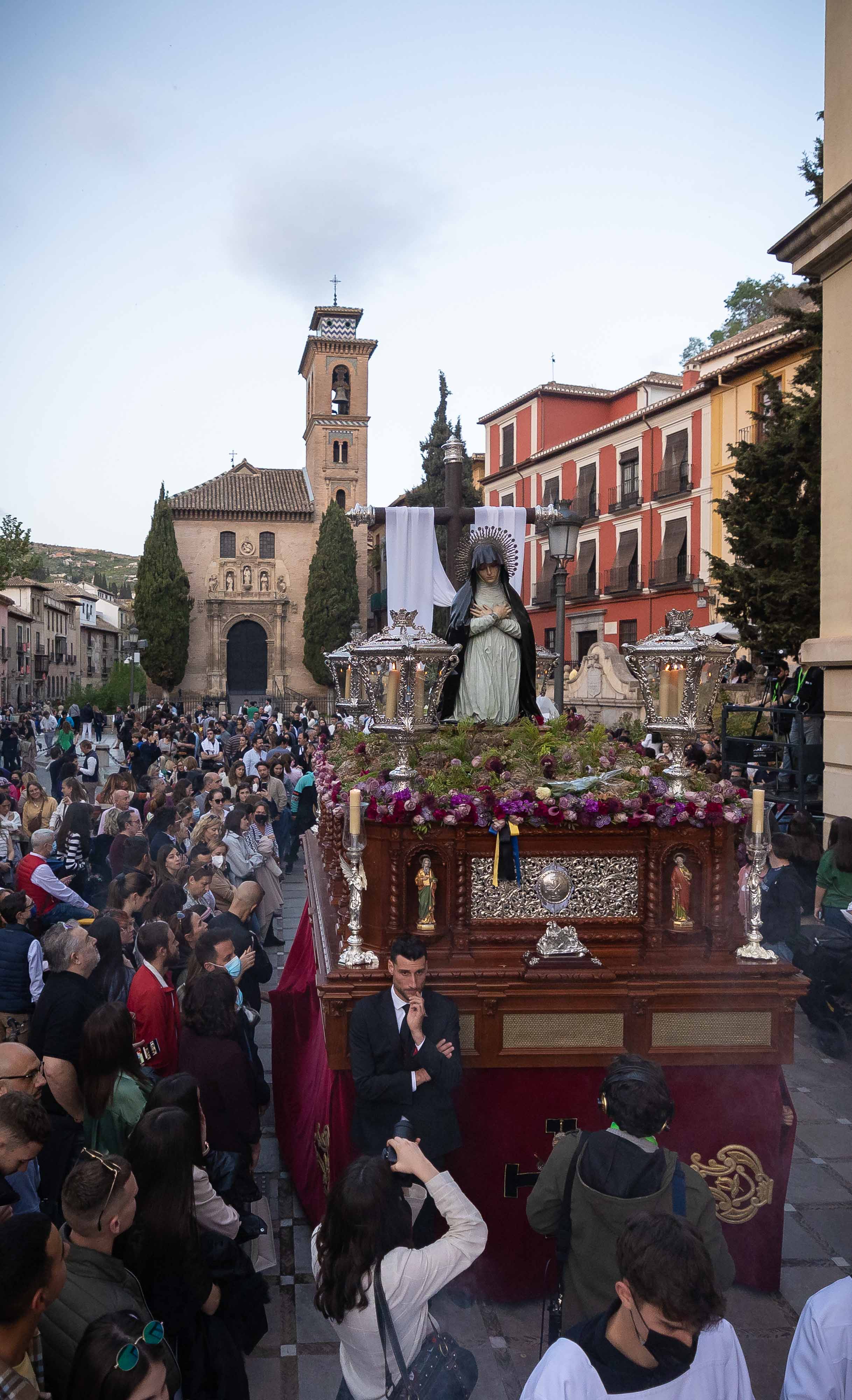 El Santo Entierro pone de luto a Granada