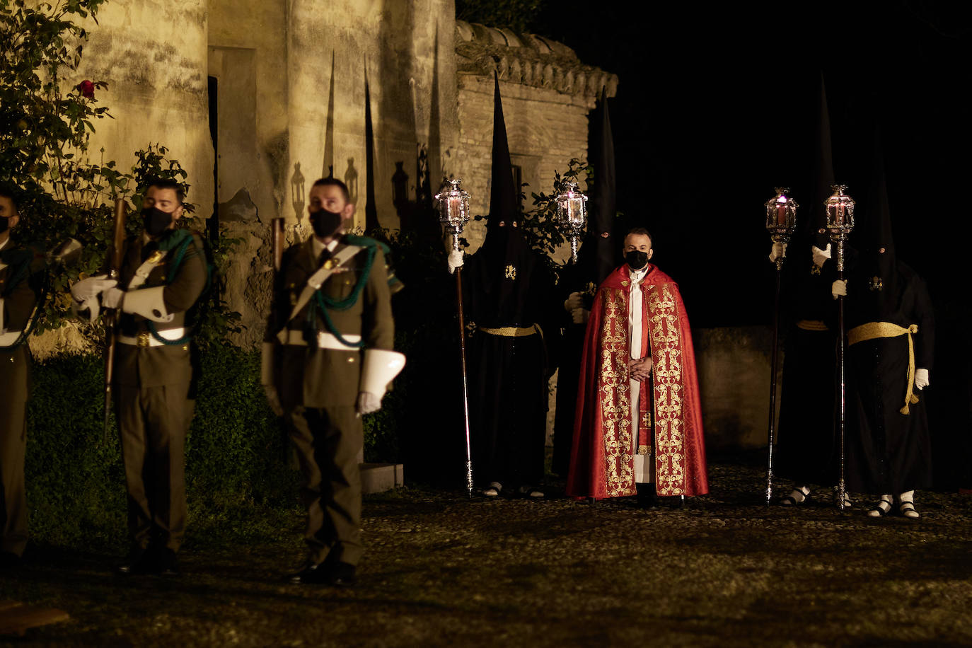 Miles de granadinos acudieron a la madrugada cofrade para disfutar del Cristo de la Misericordia