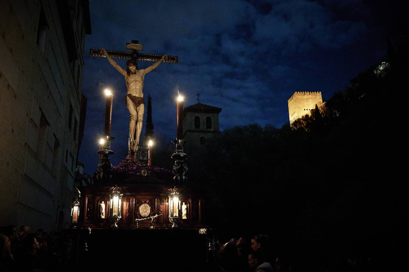 Miles de granadinos acudieron a la madrugada cofrade para disfutar del Cristo de la Misericordia