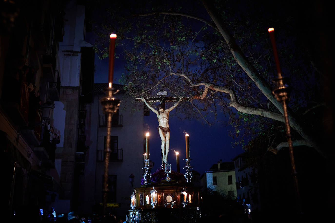 Miles de granadinos acudieron a la madrugada cofrade para disfutar del Cristo de la Misericordia