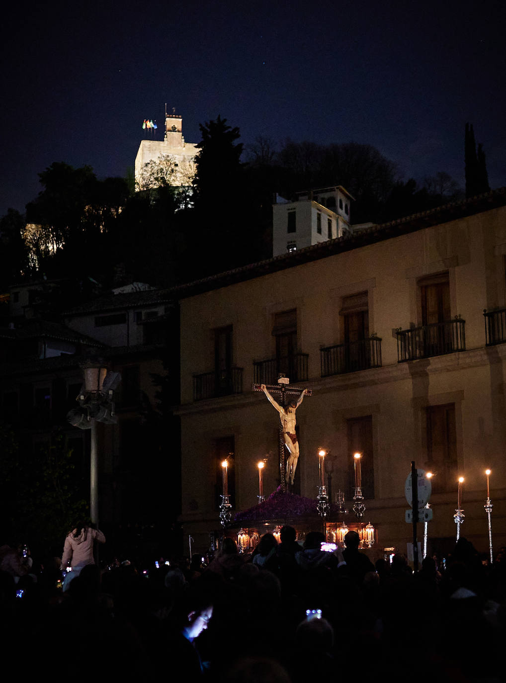 Miles de granadinos acudieron a la madrugada cofrade para disfutar del Cristo de la Misericordia