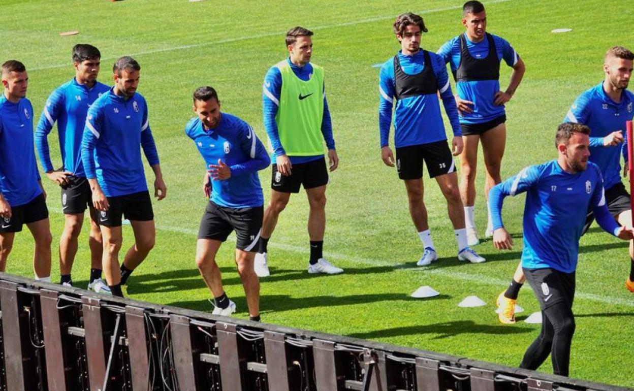 Los futbolistas del Granada se ejercitan este sábado en Los Cármenes. 