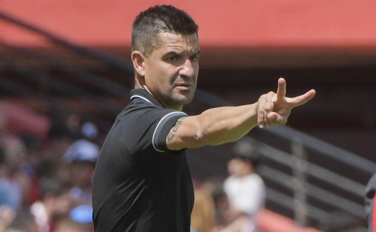 Rubén Torrecilla da indicaciones con semblante serio durante el partido. 