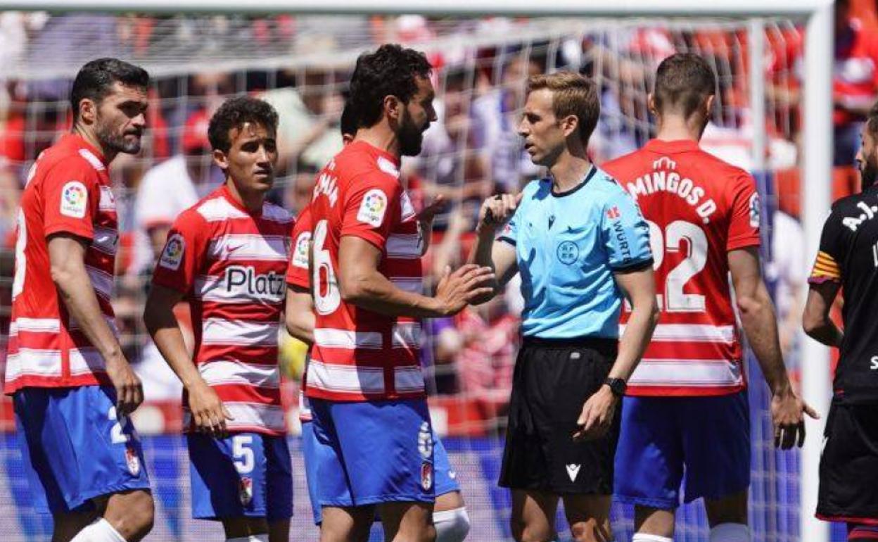 Germán protesta a Pizarro Gómez su expulsión. 