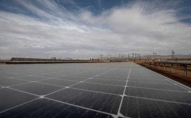 Parque de energía fotovoltaica en Huéneja. 