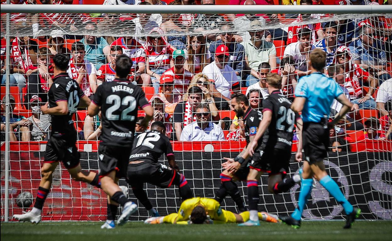 Luís Maximiano lamenta en el suelo el tercer gol del Levante, obra de Malsa.