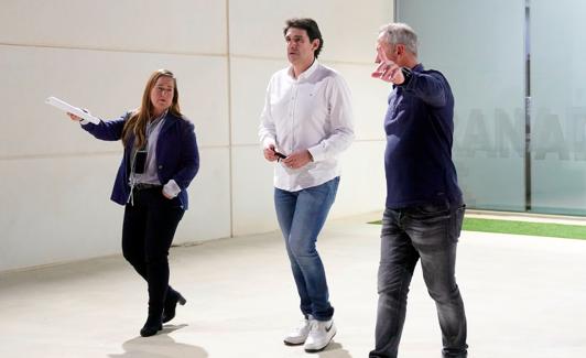Patricia Rodríguez, Aitor Karanka y Pep Boada, en la Ciudad Deportiva nazarí. 