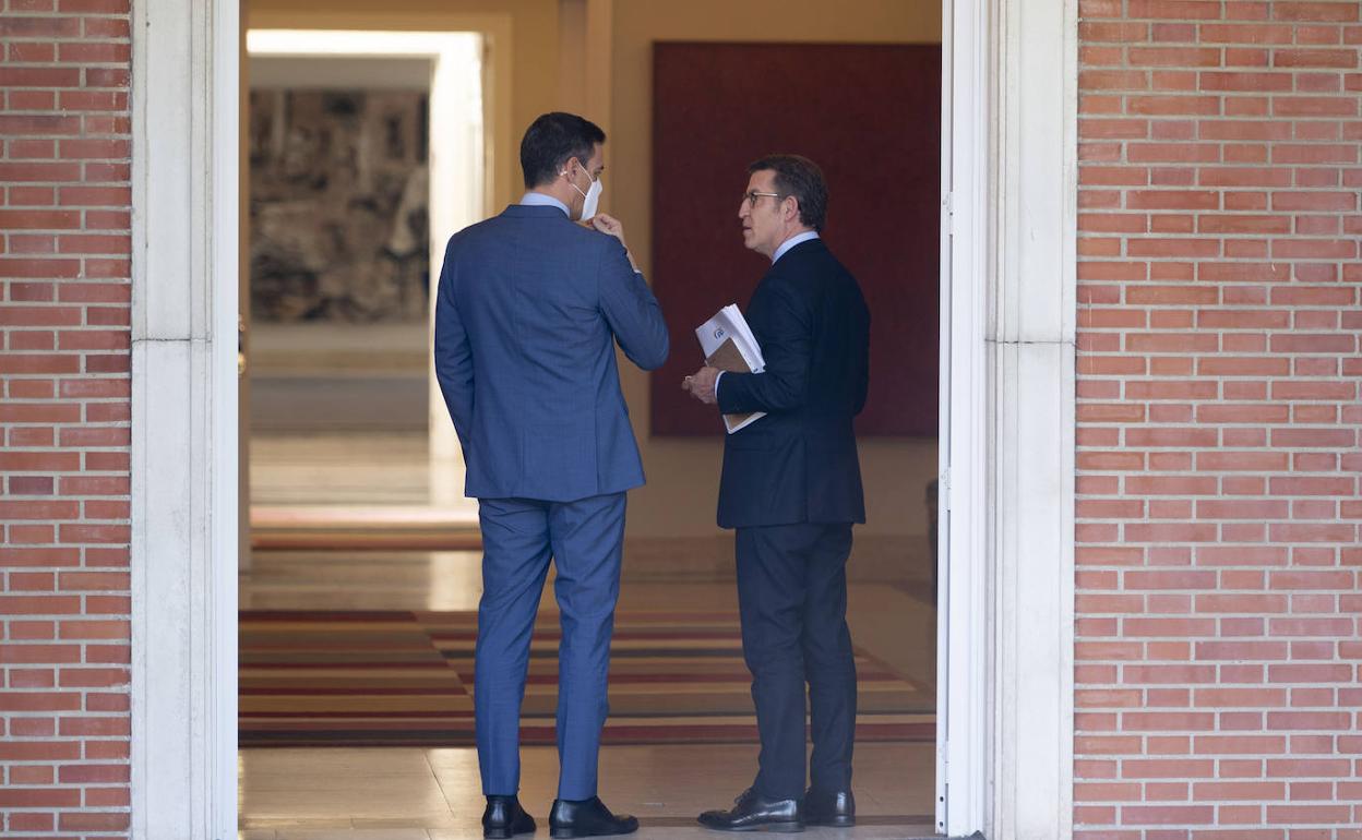 Pedro Sánchez y Alberto Núñez Feijóo, durante su reunión en el Palacio de la Moncloa. 