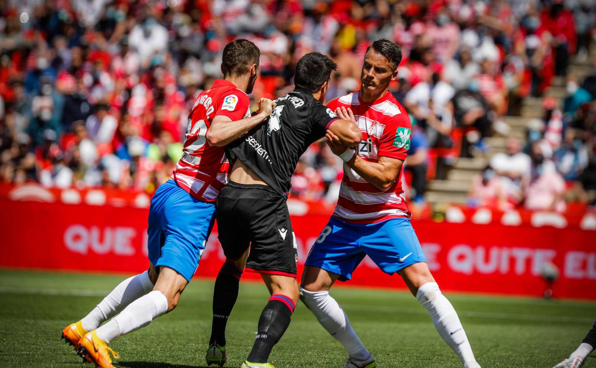 Domingos Duarte y Petrovic tratan de sujetar a Róber Pier en el partido con el Levante. 