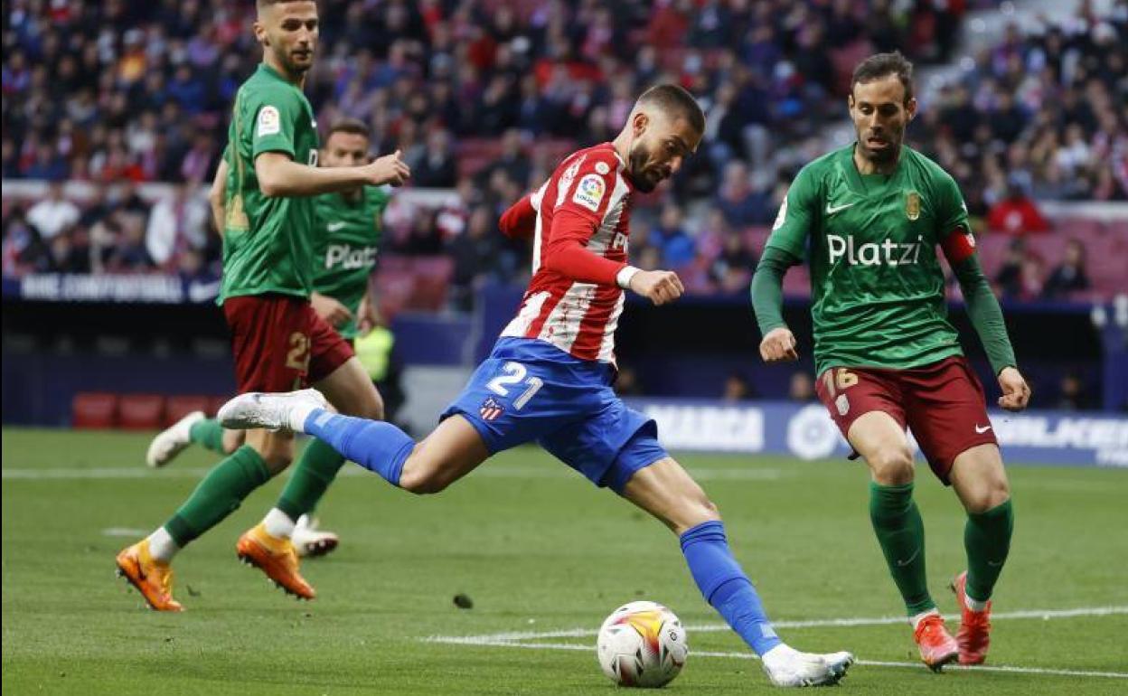 Víctor Díaz tapa un envío de Carrasco al área. 