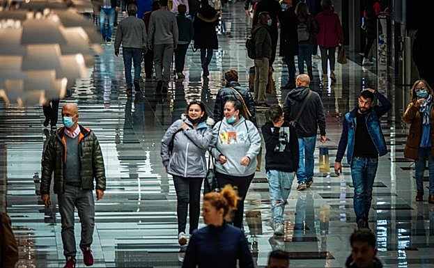 Imagen. Visitantes de centros comerciales sin mascarilla en Granada.