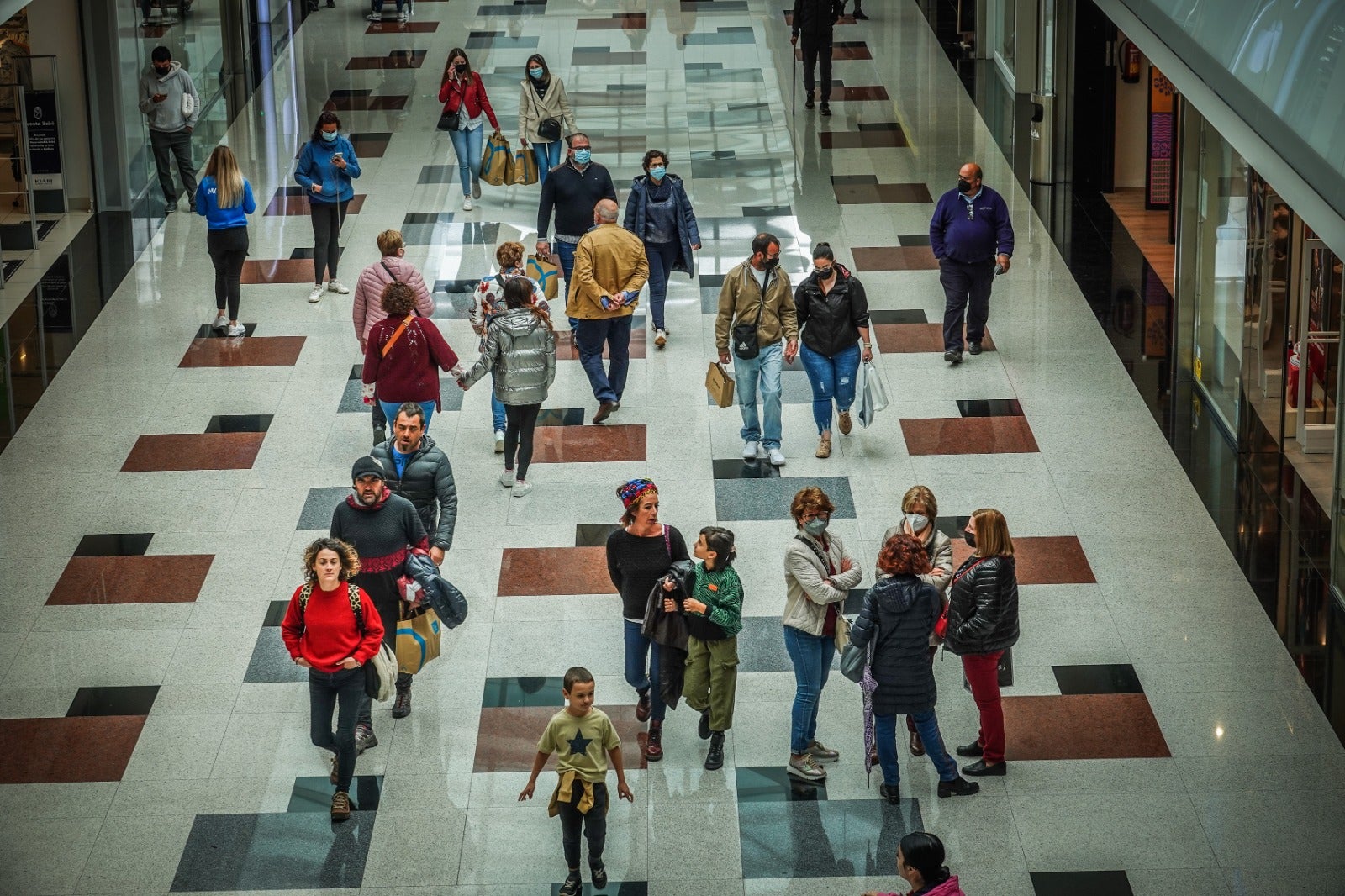 La mayor parte de los asistentes a supermercados, comercios y aulas educativas conservan el cubrebocas en el primer día de su retirada oficial en interiores