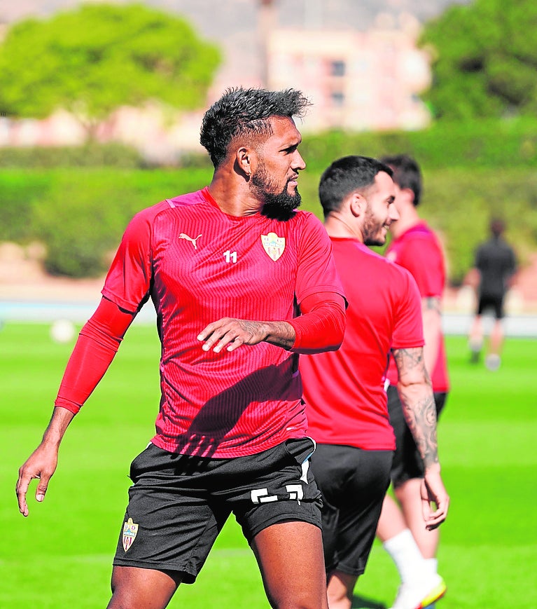 Dyego Sousa hizo ayer parte de la sesión con el grupo y apura para llegar ante el Sporting.