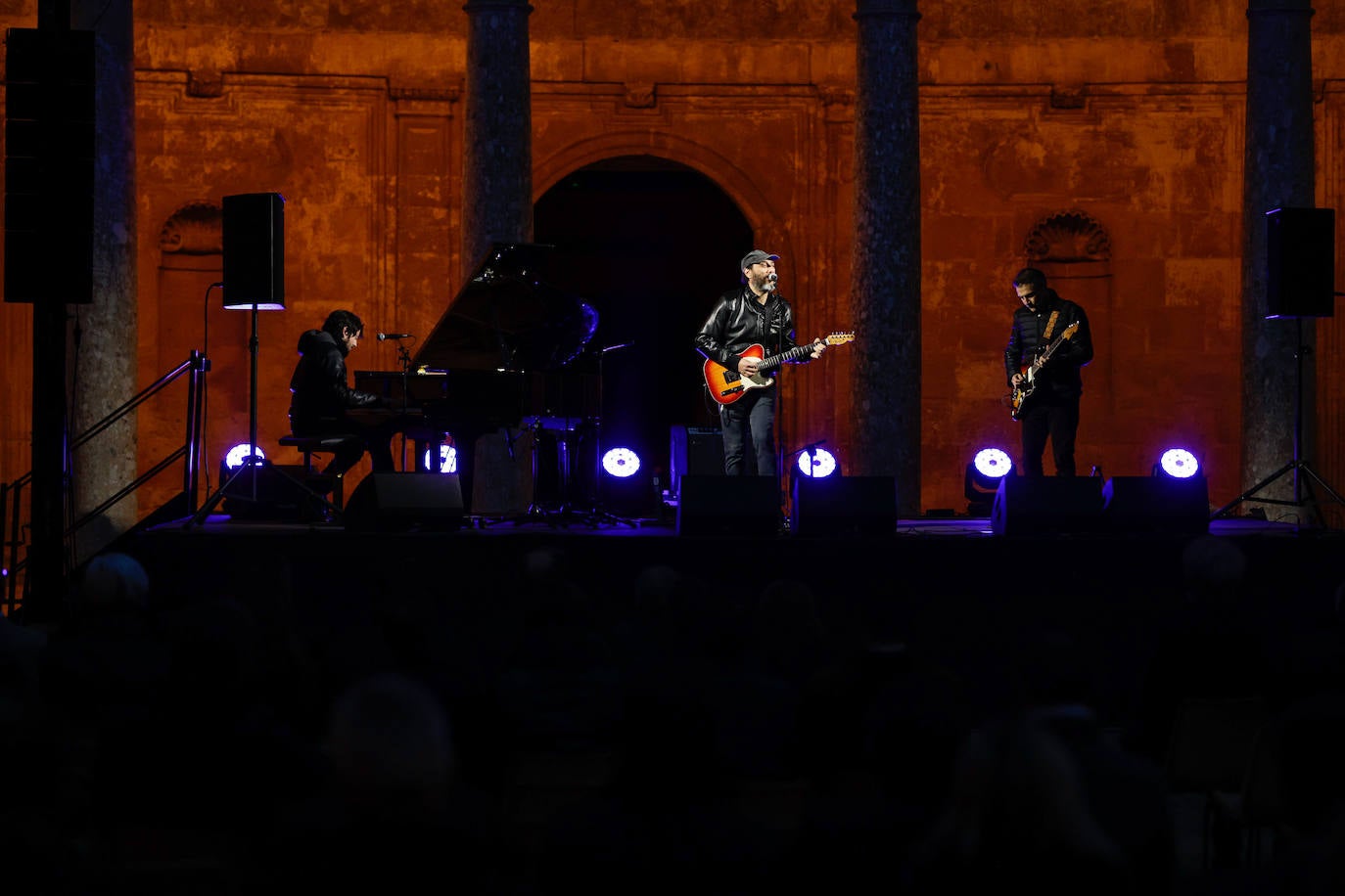 Concierto de Los Planetas ayer, en el Palacio de Carlos V, durante la presentación del ciclo 'Septiembre en el Generalife'. 