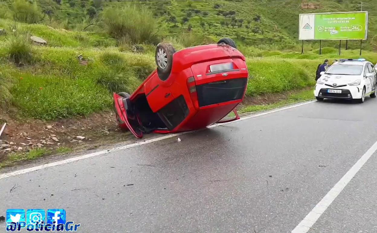 El coche accidentado en la carretera de Víznar.