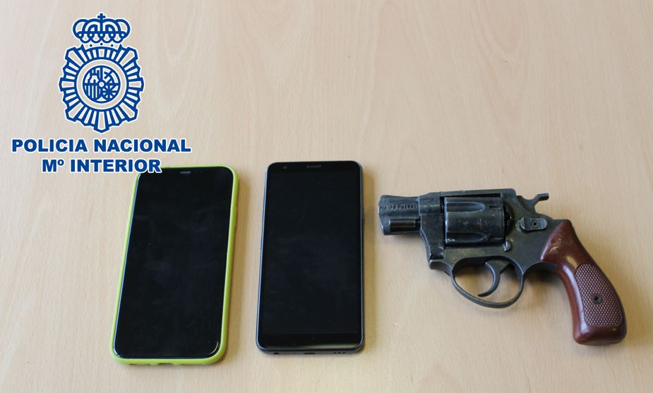Pistola y móviles que portaban los detenidos