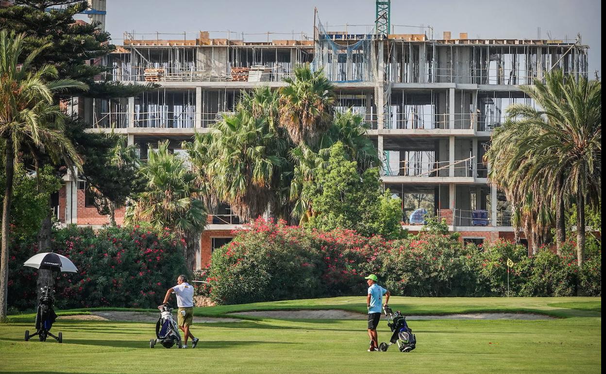 Motril sacará a la venta más suelo y construirá un nuevo vial en Playa Granada