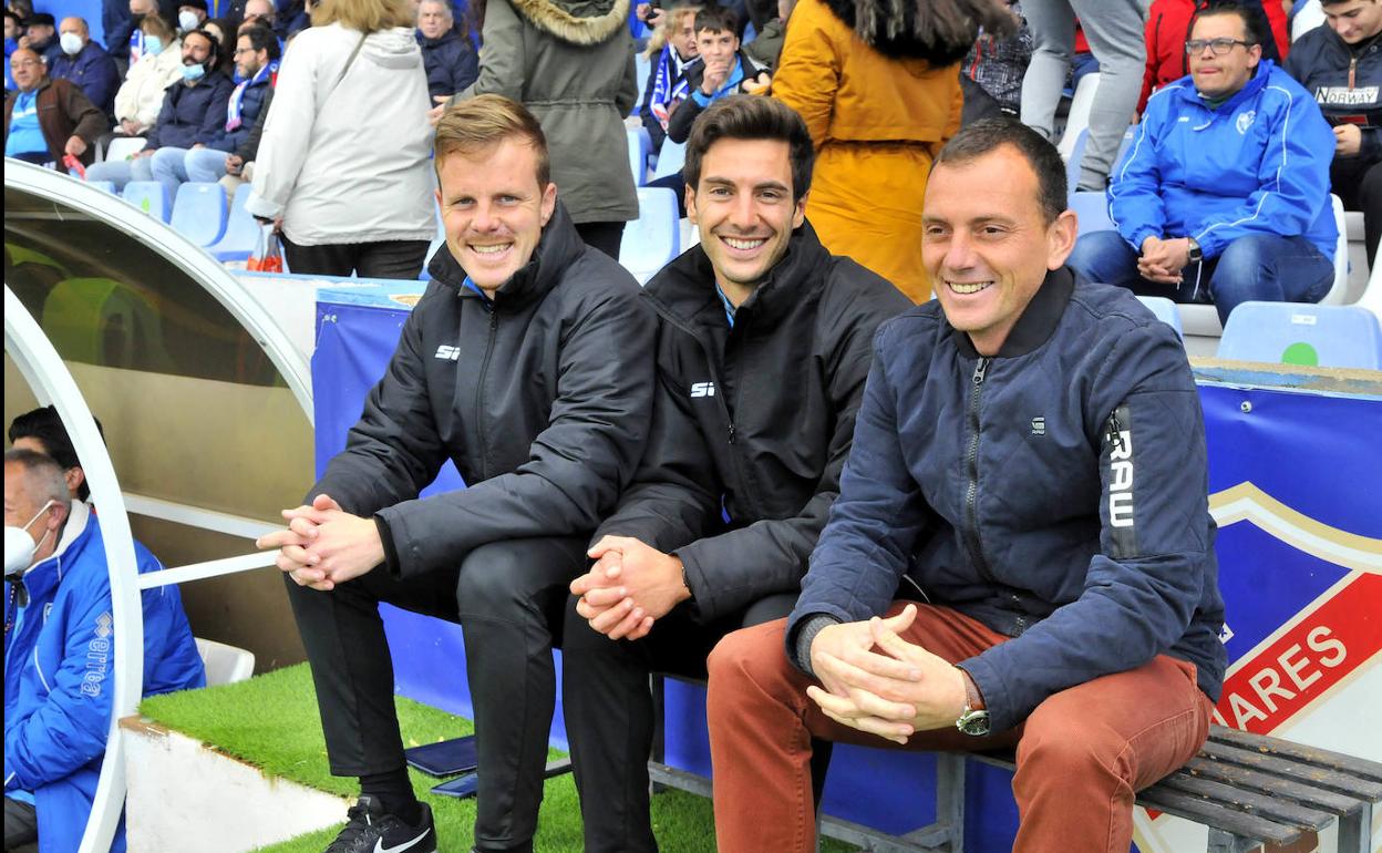 El cuerpo técnico minero durante el choque ante el Castellón. 