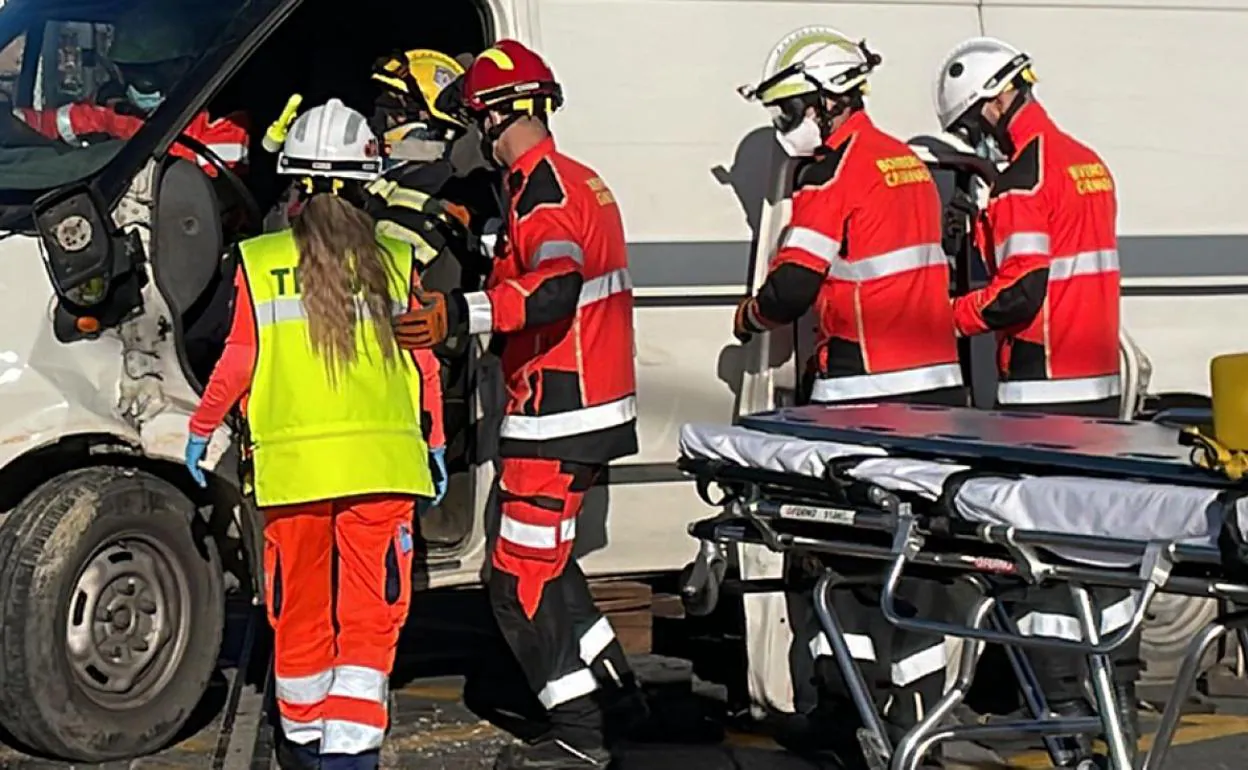 Bomberos de Granada y sanitarios durante una asistencia.