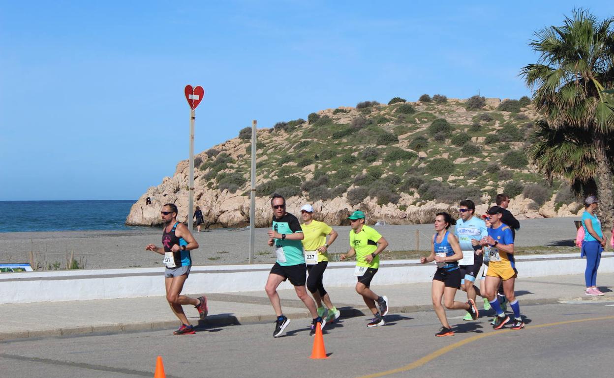 Paso de los corredores por el paseo marítimo de Salobreña, con su Peñón al fondo. 
