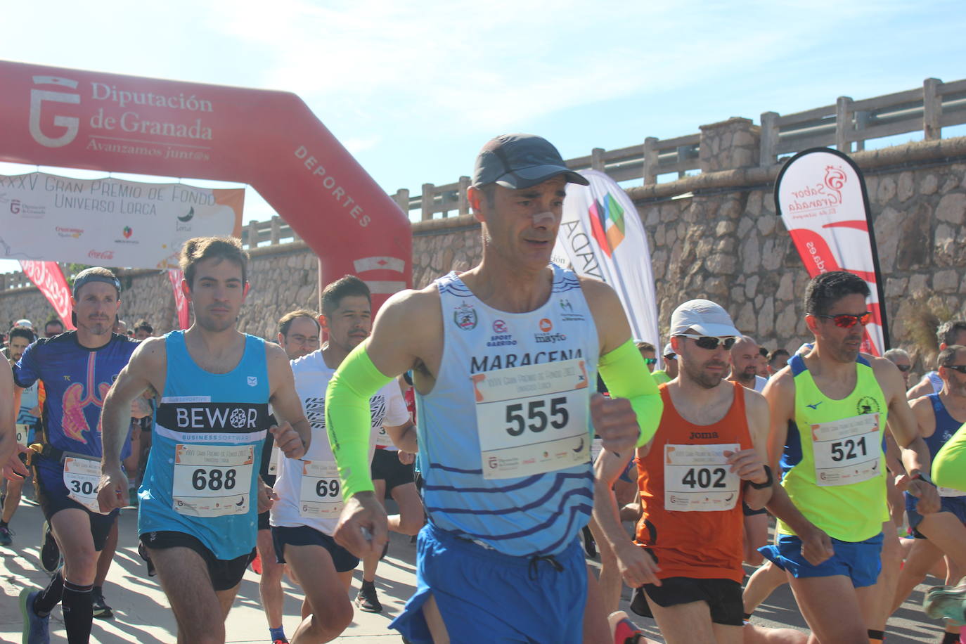 Salida de los corredores desde el polideportivo municipal. 