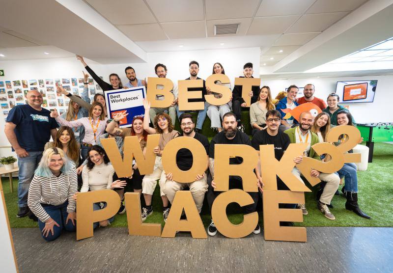 Parte de los empleados de SIDN Digital Thinking. El CEO tiene en la mano el número 2. 