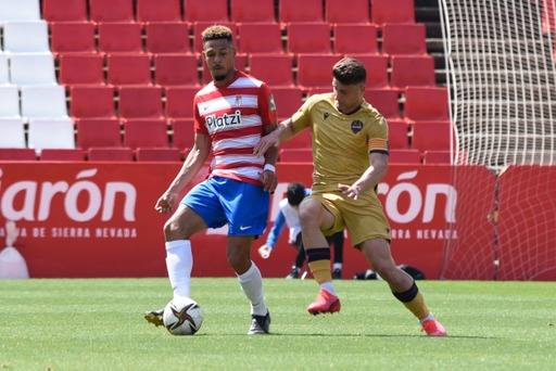 Virgil saca el balón jugado pese a la presión del capitán levantinista Raúl Alcaina. 