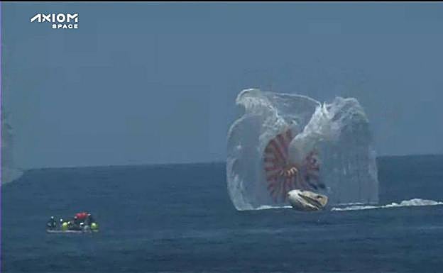 La Endeavour, flotando en el Atlántico. 