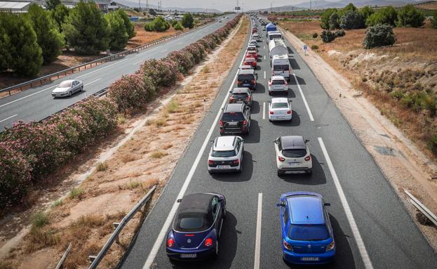 Aviso de la DGT por la multa a los conductores que se pegan al coche de delante