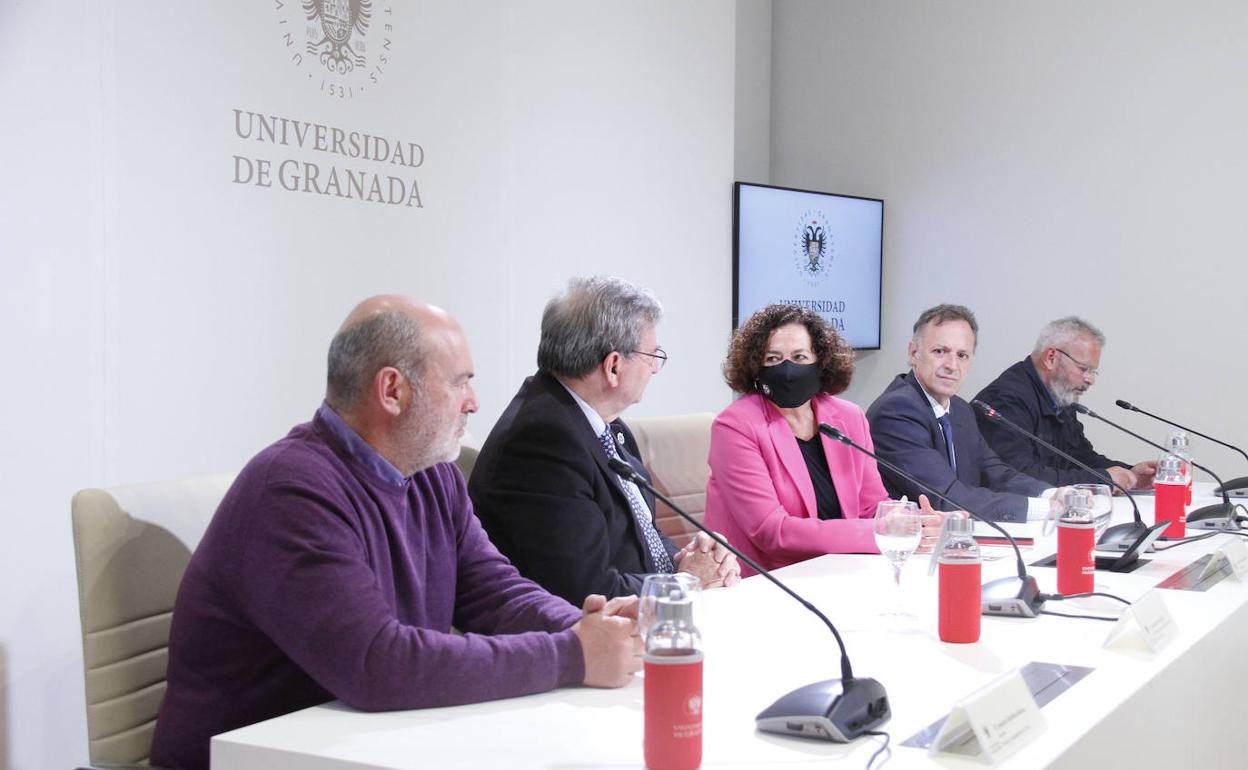 De izquierda a derecha, el alcalde de Víznar, el secretario de Estado de Memoria Democrática, la rectora, el comisionado para la Concordia de la Junta de Andalucía y el profesor Francisco Carrión. 