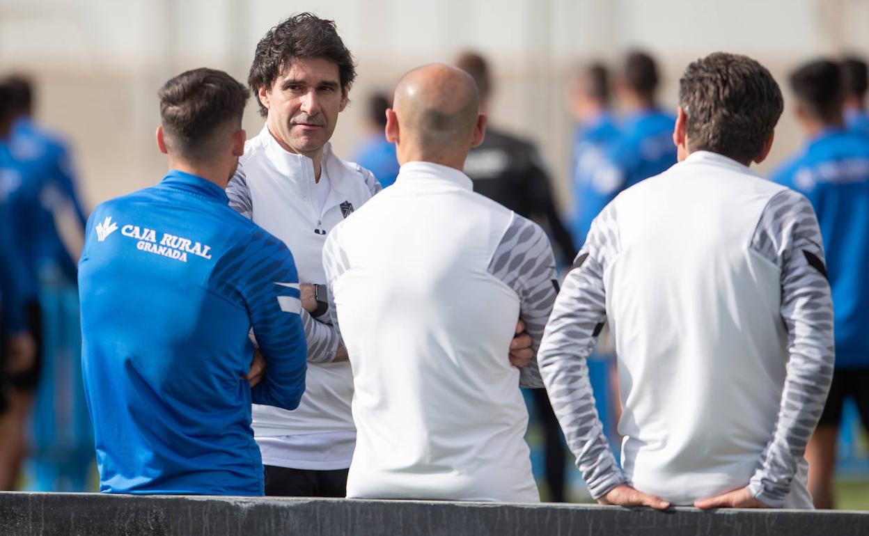 Aitor Karanka conversa con el lesionado Carlos Neva, de espaldas, y otros miembros del cuerpo técnico. 