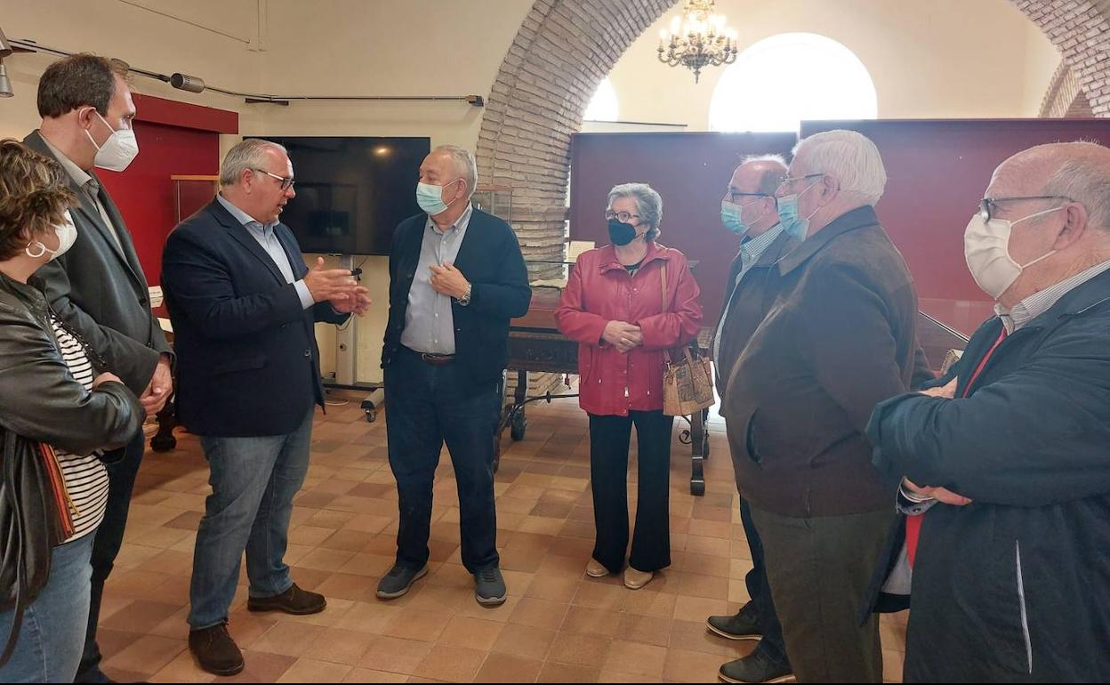 Jesús Estrella visita la muestra en el Archivo Histórico Provincial.