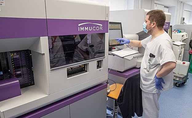 Un trabajador maneja la máquina instalada en octubre para centralizar las analíticas de Andalucía Oriental.