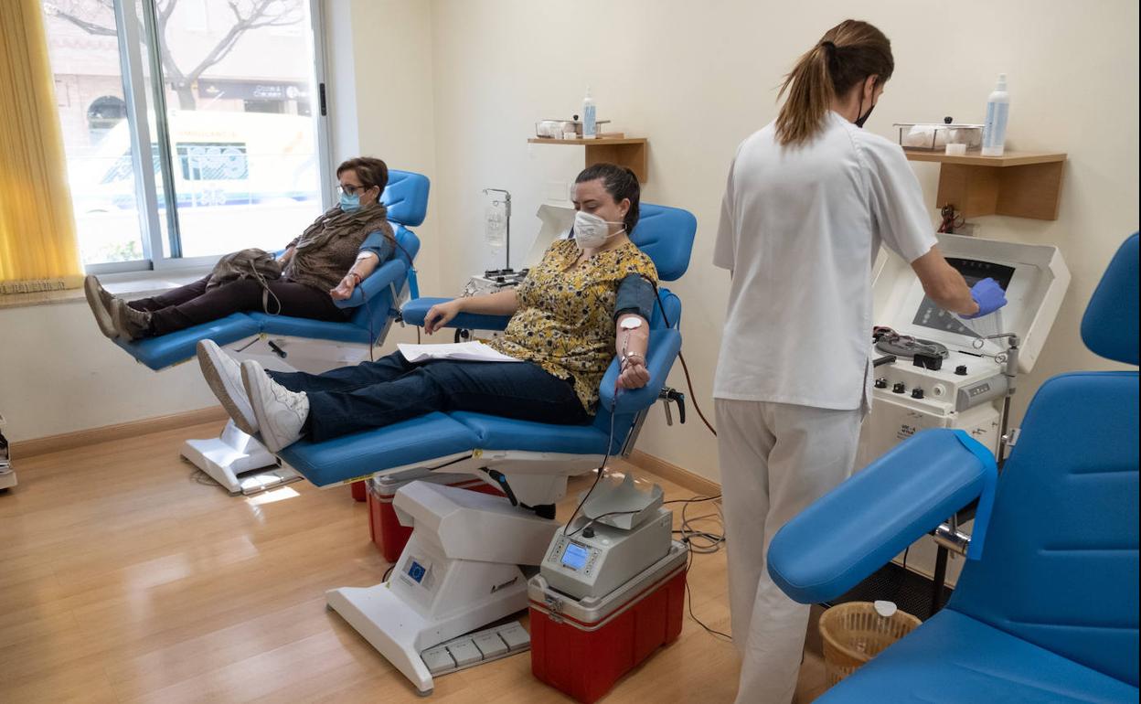 Dos mujeres donan sangre en el Centro de Transfusión, Tejidos y Células de Granada.