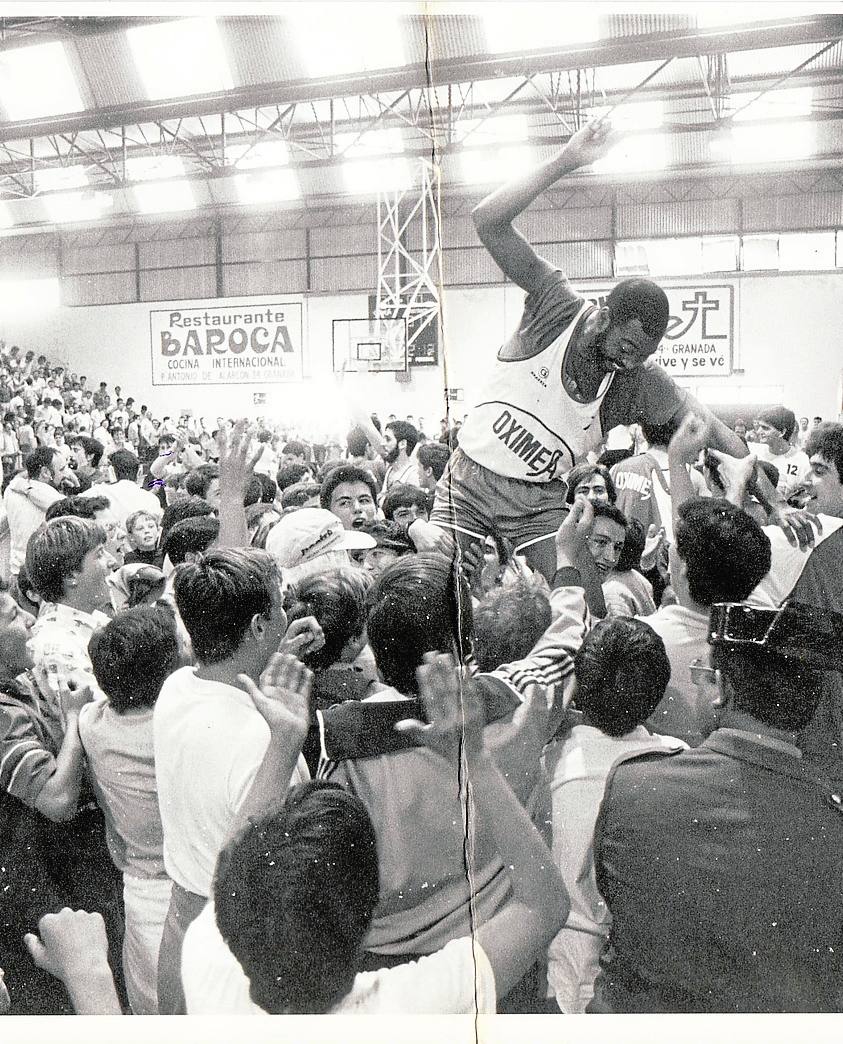 El CB Oximesa celebra su ascenso.