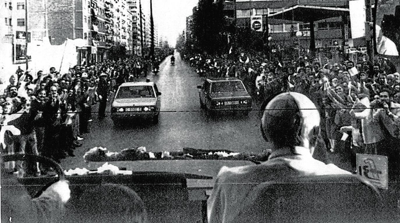 Juan Pablo II llegó a Granada en una Alsina Graells, tras una avería del 'papamóvil. 