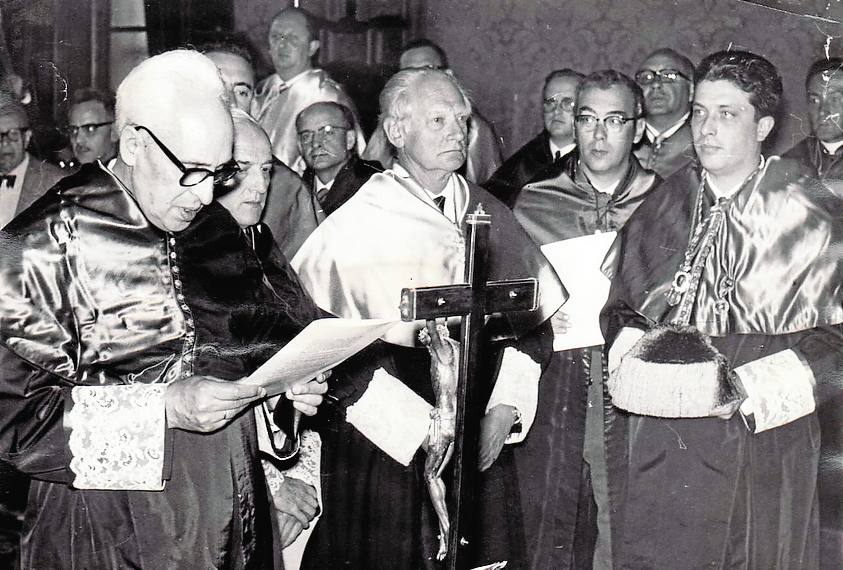 Severo Ochoa, Carl Ferdinand Cori (tras él), Luis Federico Leloir y MayorZaragoza, último a la derecha, durante el acto en la UGR.