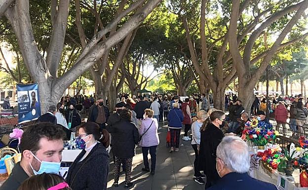Mercadillo de Antiguedades en el parque Nicolás Salmerón de la capital, este sábado. 