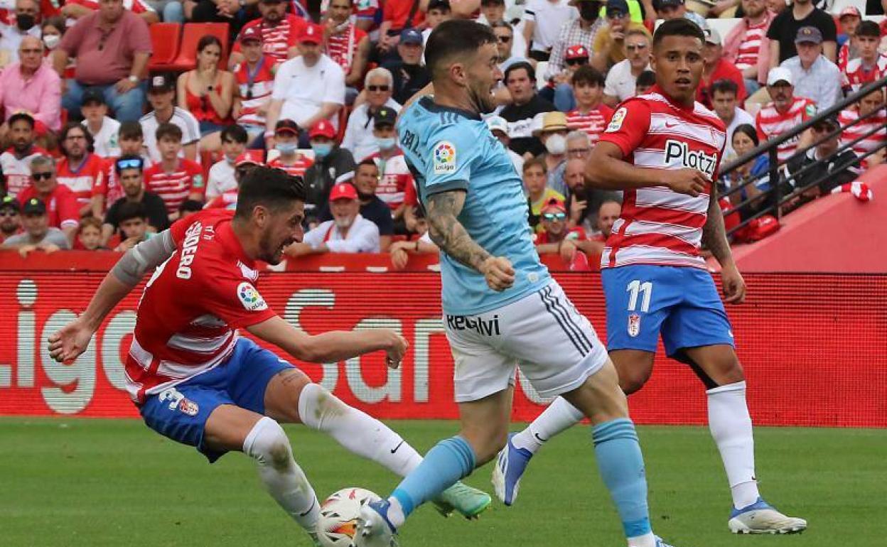 Machís observa el disparo de Escudero. 