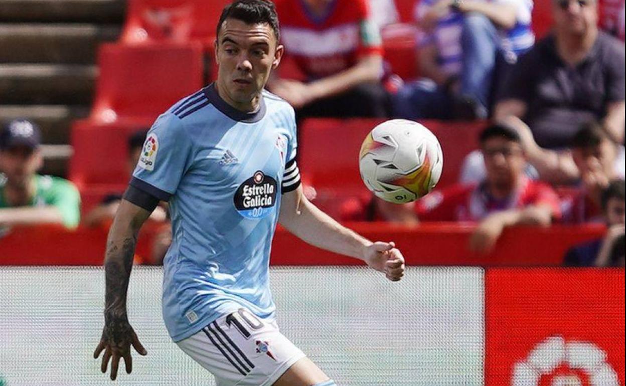 Aspas controla un balón mientras vigila que nadie se lo robe. 
