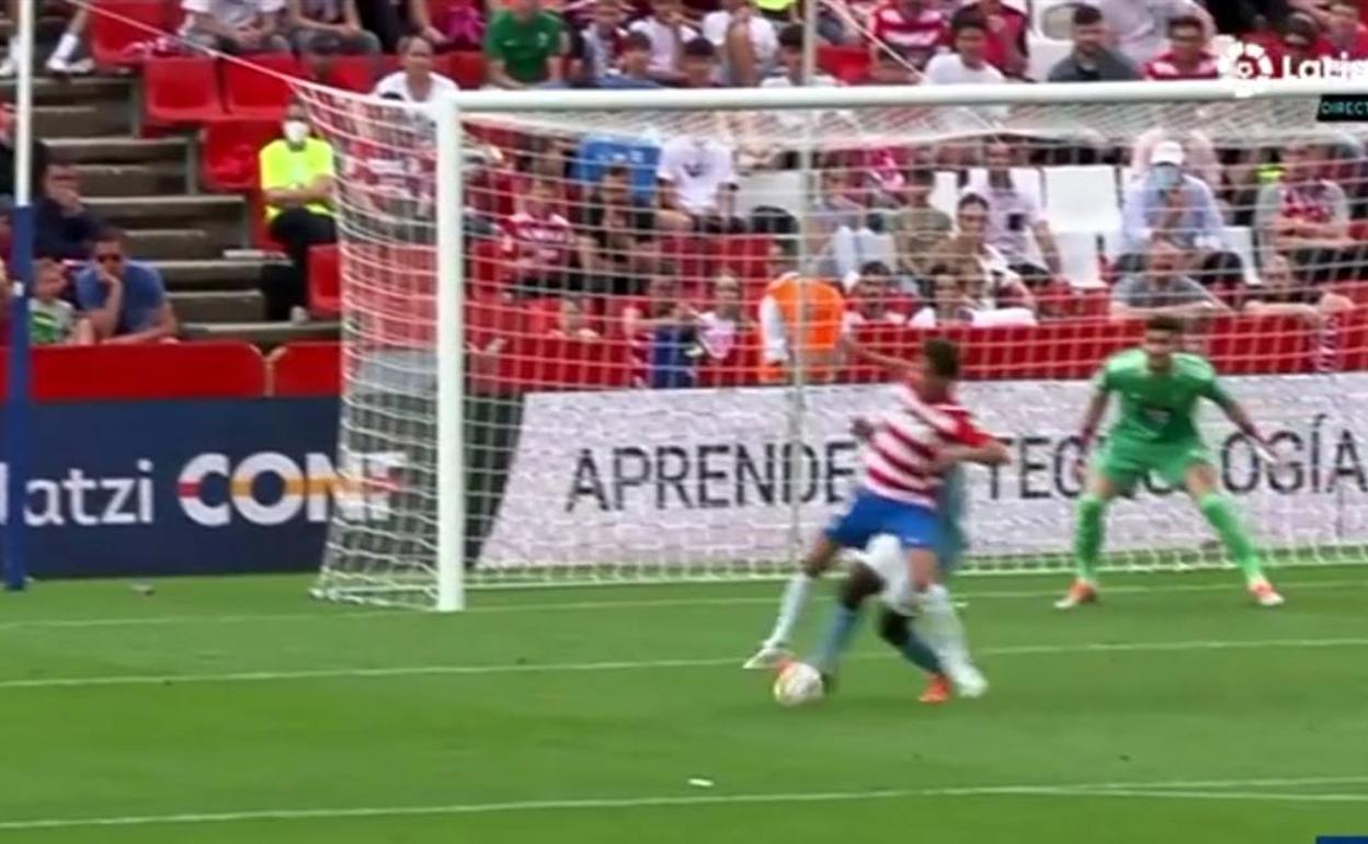 Milla intenta rematar de tacón, pero el balón le pasa entre las piernas sin contacto. 