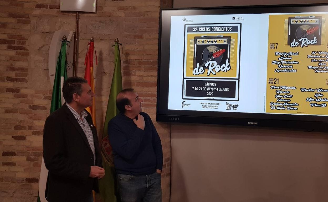 Ángel Vera y Enrique Iznaola observan el cartel de esta edición.