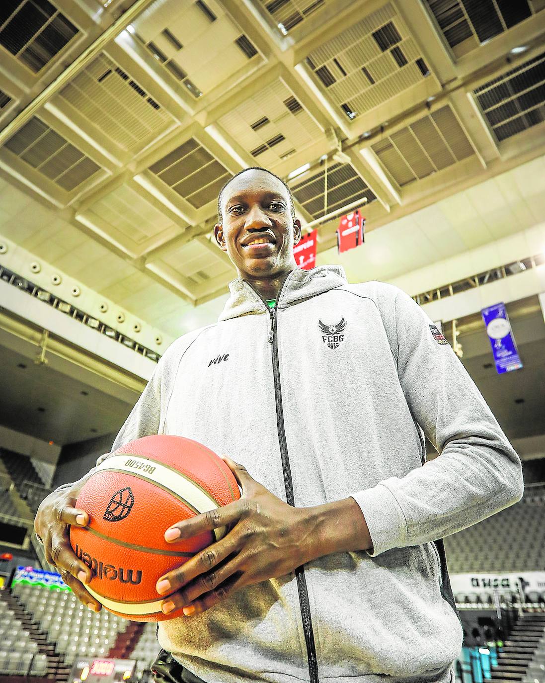 Mamadou 'Petit' Niang domina el Palacio. 