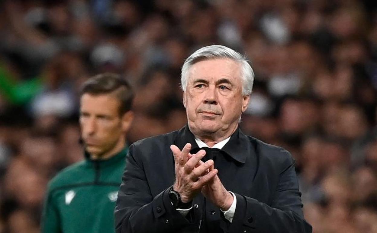 Carlo Ancelotti, durante el partido contra el City en el Bernabéu. 